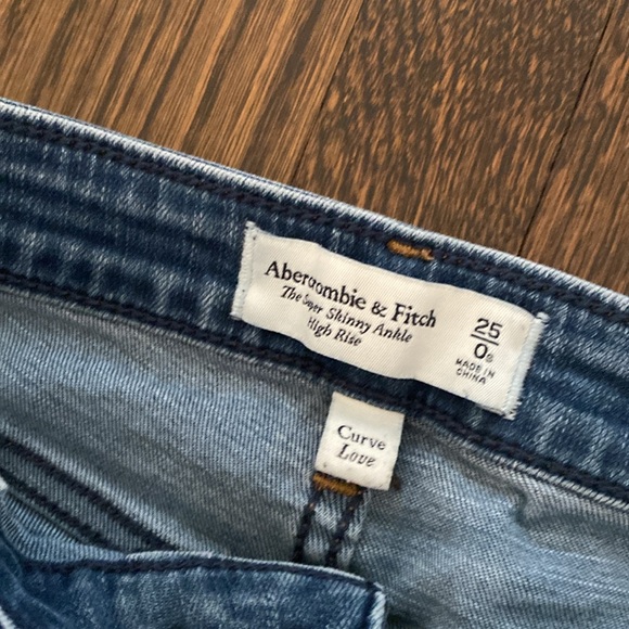 Abercrombie & Fitch. The Super Skinny Ankle. High Rise. Curve Love 25/0S. - Picture 3 of 6